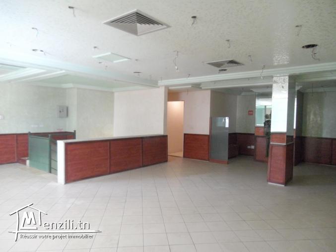 Local avec 2 niveaux (RDC + 1er Etage) en face de Carrefour Market