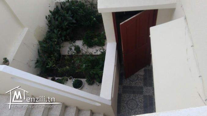 A vendre une villa et un appartement au 1er étage (prix négociable)