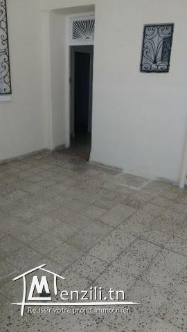 A vendre une villa et un appartement au 1er étage (prix négociable)