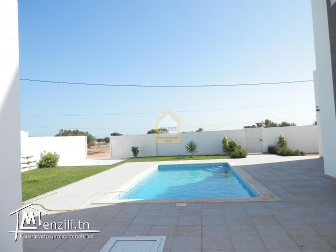 Magnifique villa avec piscine à vendre à coté de la mer Djerba Aghir