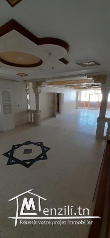 A vendre un spacieux appartement de surface 250 m² à metline bizerte