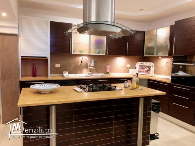 Un magnifique triplex avec une petit jardin agréable