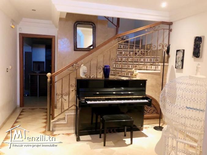 Un magnifique triplex avec une petit jardin agréable