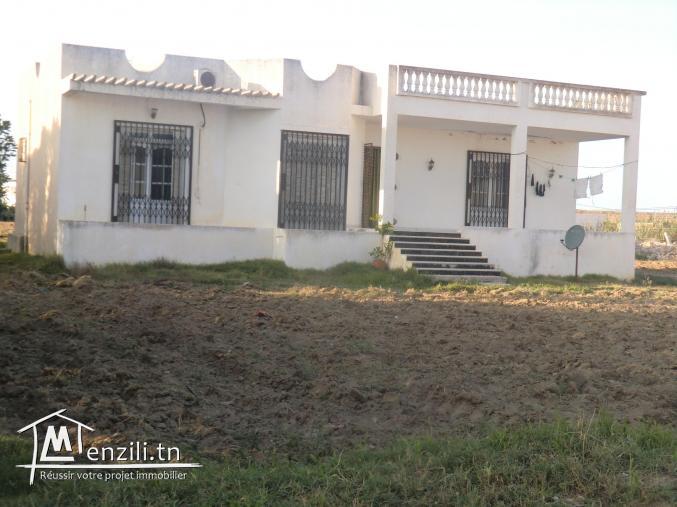 une grande ferme bien équipé avec une grande villa bien equipés