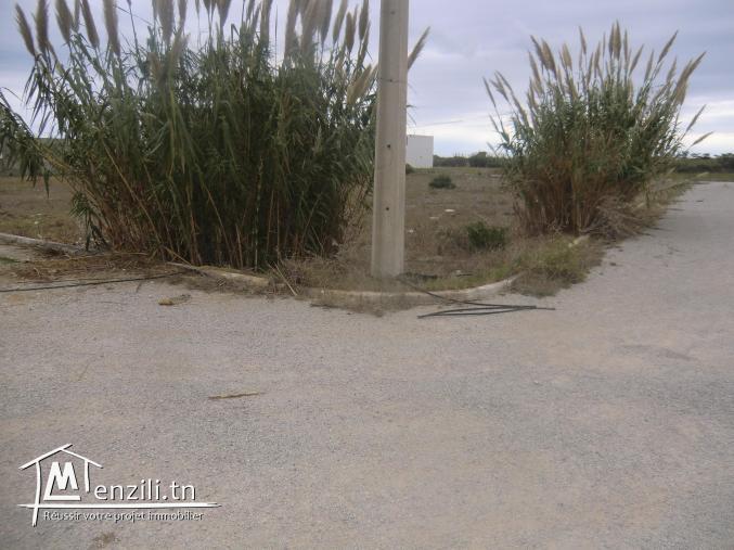 lot sur deux routes goudronnée 100m a la plage