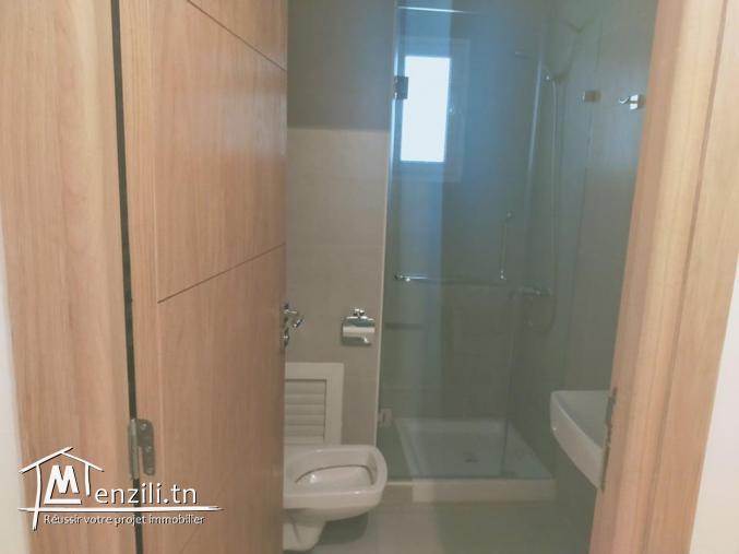 A louer app RC 1 ère main Aouina 700DT syndic y compris