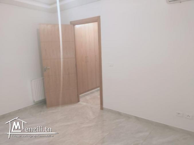 A louer app RC 1 ère main Aouina 700DT syndic y compris