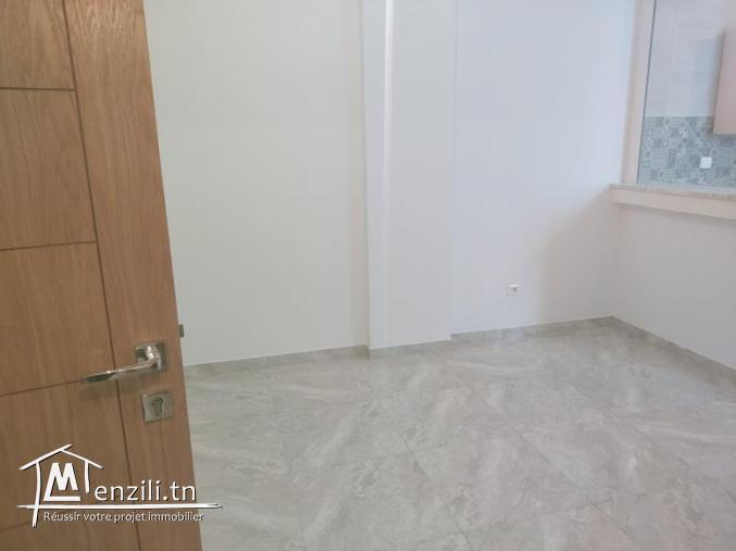 A louer app RC 1 ère main Aouina 700DT syndic y compris