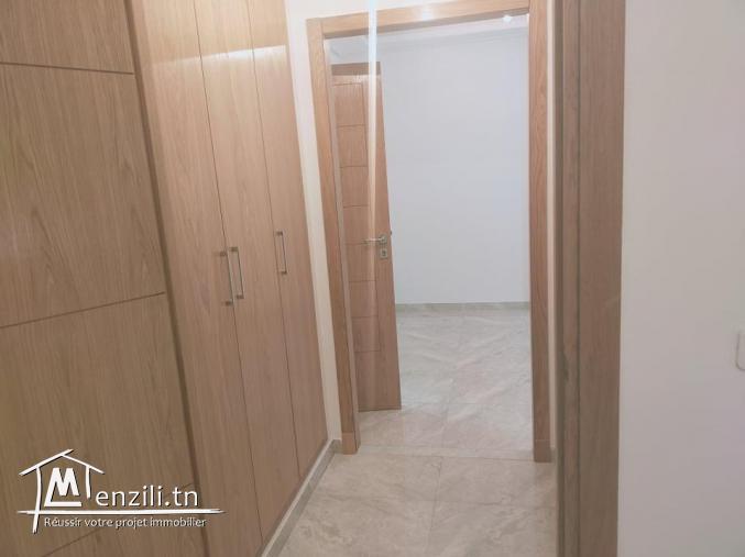 A louer app RC 1 ère main Aouina 700DT syndic y compris