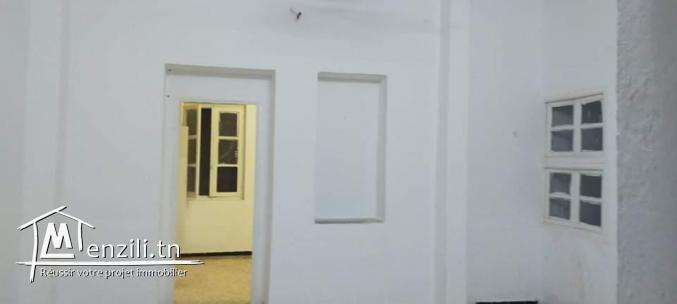 كم2    منزل للبيع.  طريق تونس