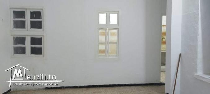 كم2    منزل للبيع.  طريق تونس