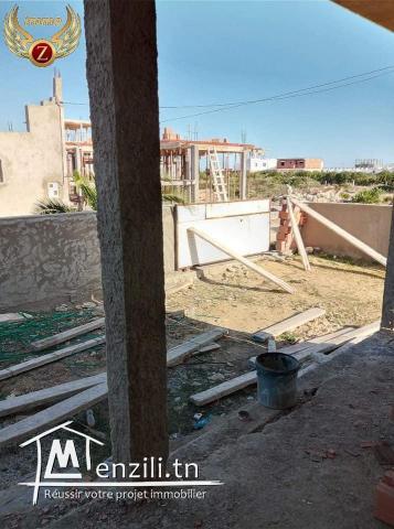 terrain avec une maison inachevé