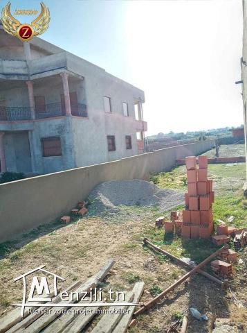 terrain avec une maison inachevé