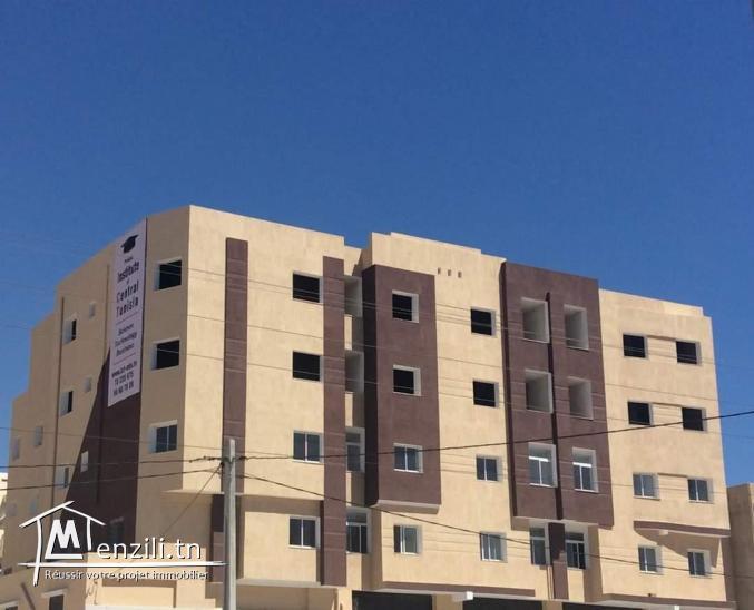 Immeuble 4 Etages destiné à la location : usage École Lycée faculté