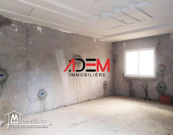 Villa inachevée bâtie sur un lot de coin