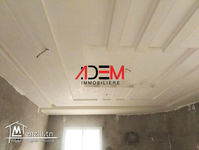 Villa inachevée bâtie sur un lot de coin