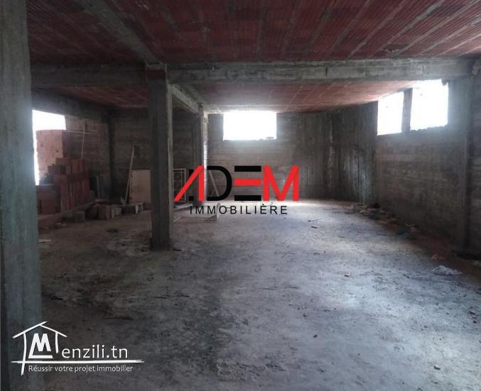 Villa inachevée bâtie sur un lot de coin