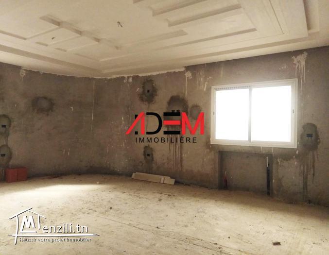 Villa inachevée bâtie sur un lot de coin