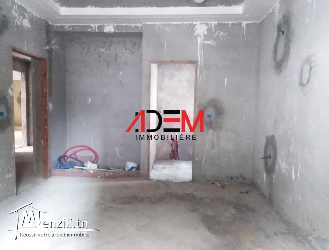 Villa inachevée bâtie sur un lot de coin