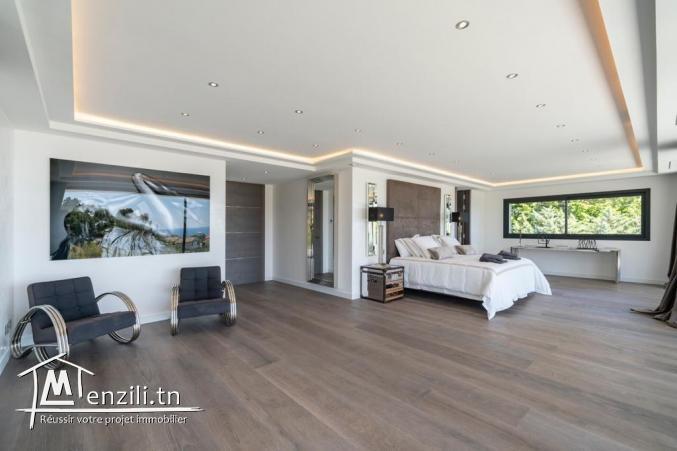 Un terrain constructible d'une villa pied dans l'eau est en vente à Gammarth