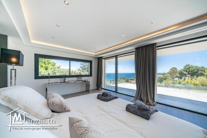 Un terrain constructible d'une villa pied dans l'eau est en vente à Gammarth