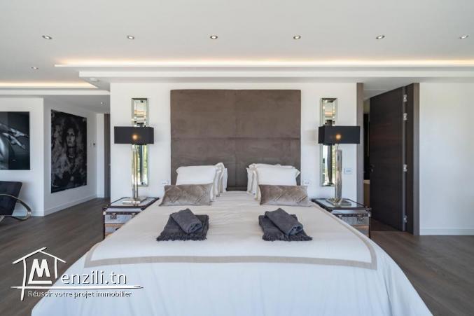Un terrain constructible d'une villa pied dans l'eau est en vente à Gammarth