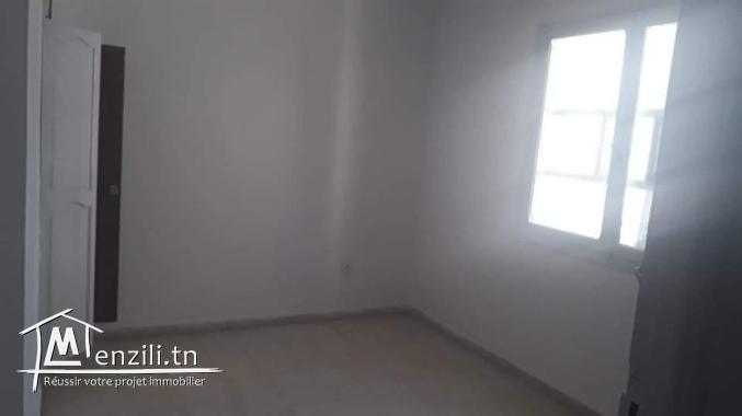 A louer apparemment (s+2) à cité ennozha,Ariana (500dt par mois ) / tel : 23558989