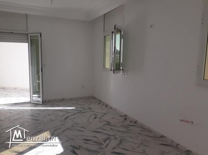 A louer un étage s+2 à jardins d'el manzah 2