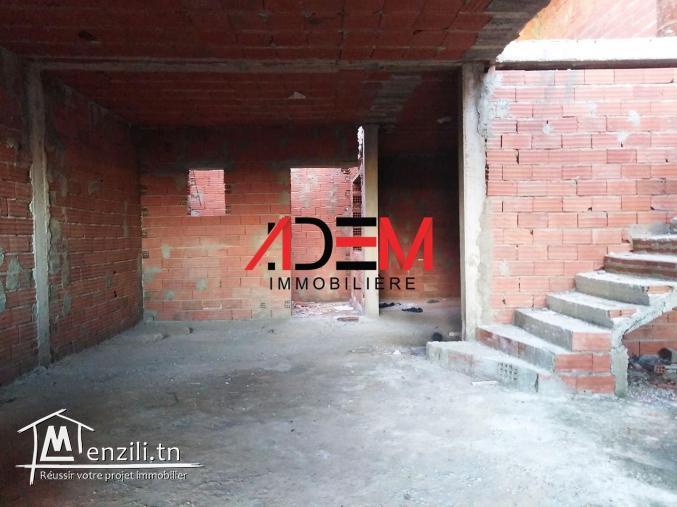 Maison inachevée bien située