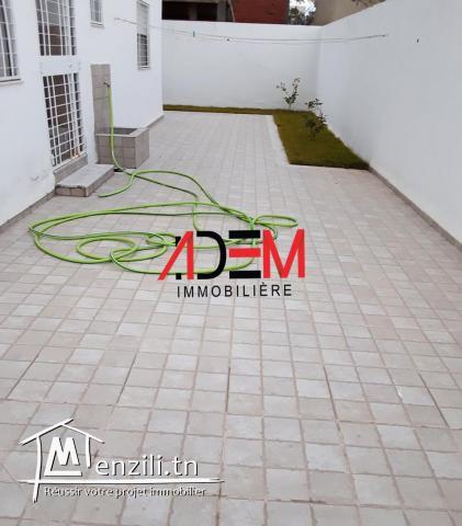 Rez de jardin avec abri voiture et jardin