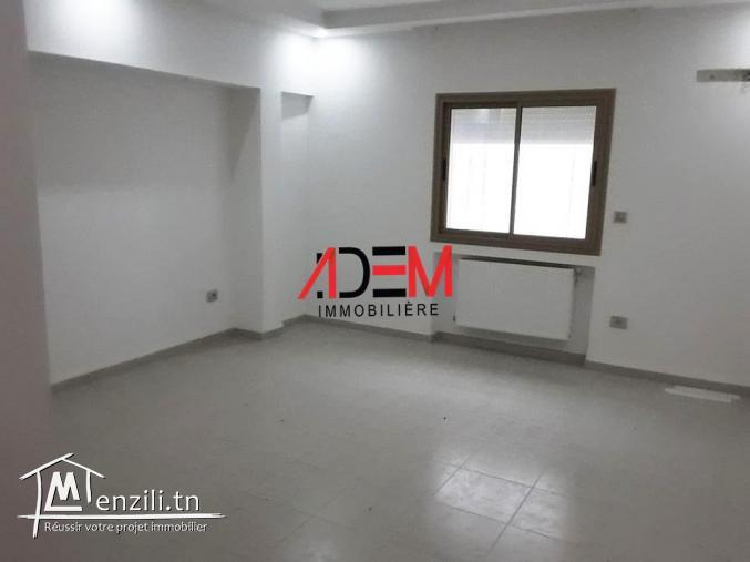 Rez de jardin avec abri voiture et jardin