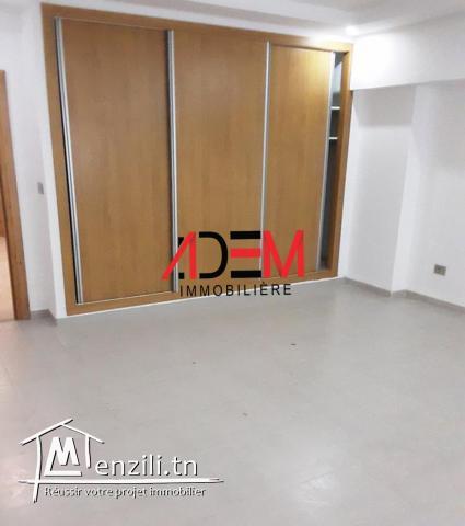 Rez de jardin avec abri voiture et jardin