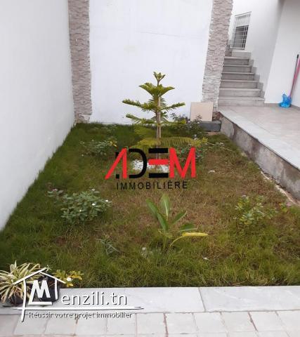 Rez de jardin avec abri voiture et jardin