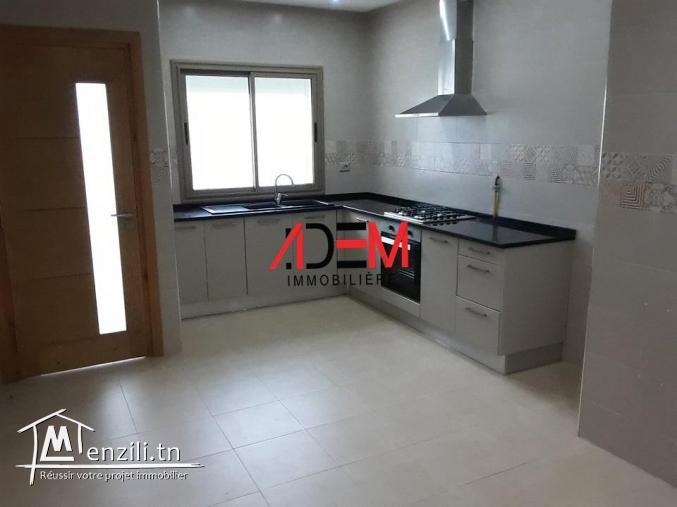 Rez de jardin avec abri voiture et jardin