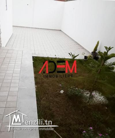 Rez de jardin avec abri voiture et jardin