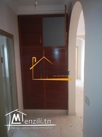 Maison avec un étage inachevé