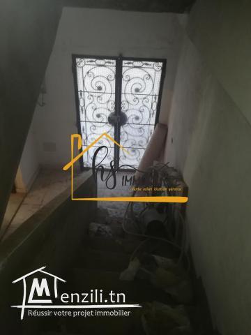 Maison avec un étage inachevé