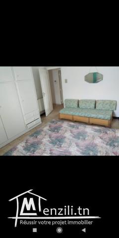 Un bel étage d une immeuble situé dans un quartier très calme