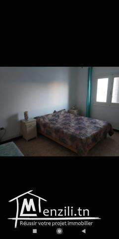 Un bel étage d une immeuble situé dans un quartier très calme