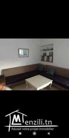 Un bel étage d une immeuble situé dans un quartier très calme