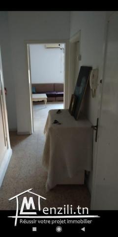 Un bel étage d une immeuble situé dans un quartier très calme