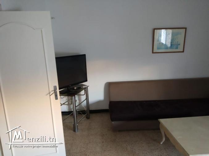 Un bel étage d une immeuble situé dans un quartier très calme