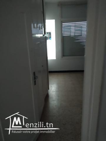 Un bel étage d une immeuble situé dans un quartier très calme