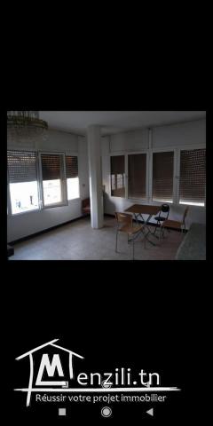 Un bel étage d une immeuble situé dans un quartier très calme