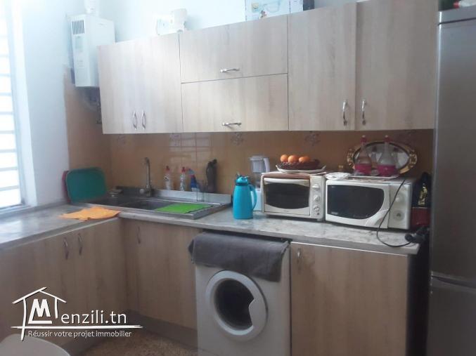 Un bel étage d une immeuble situé dans un quartier très calme