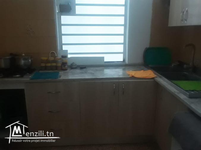 Un bel étage d une immeuble situé dans un quartier très calme