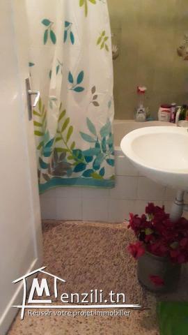 Un bel étage d une immeuble situé dans un quartier très calme