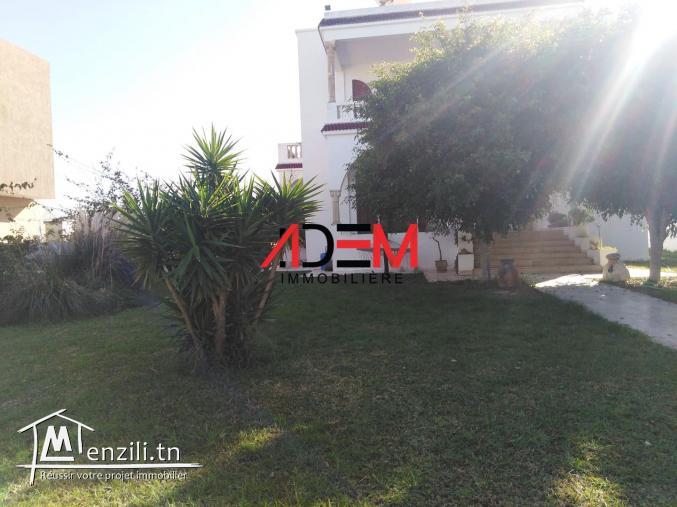 Une jolie villa avec jardin et garage