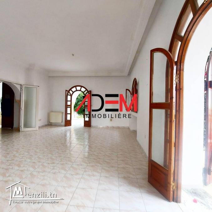 Une jolie villa avec jardin et garage