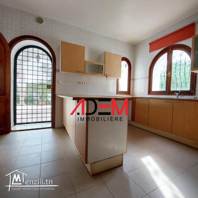 Une jolie villa avec jardin et garage